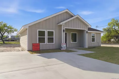 1090 Kifuri St, Eagle Pass, TX 78852