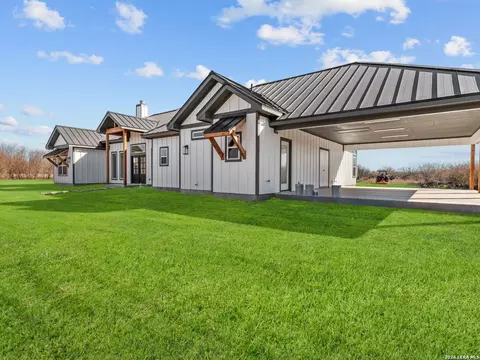 465 W Wetz Rd, Marion, TX 78124
