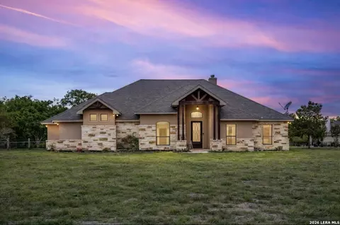 112 S Abrego Xing, Floresville, TX 78114