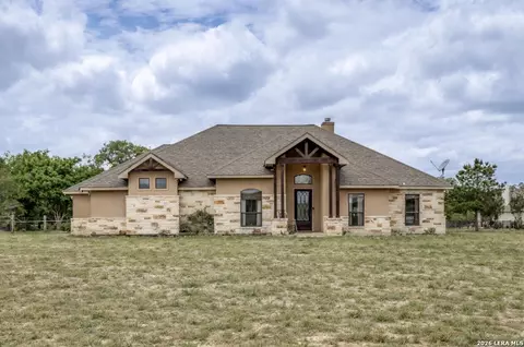 112 S Abrego Xing, Floresville, TX 78114