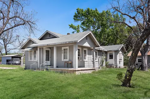829 N Goodrich, Seguin, TX 78155