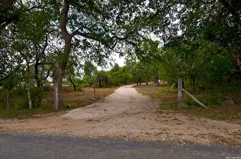101 Alfredo, Floresville, TX 78114