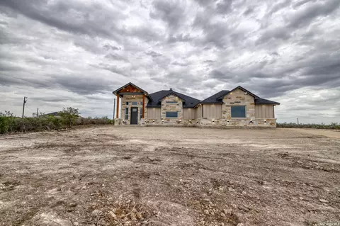 22 Greystone Hills Cir, Uvalde, TX 78801