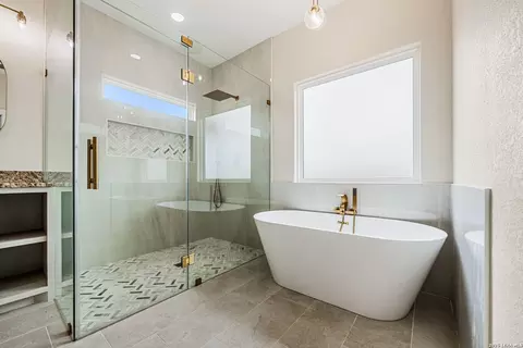 Bath - 7319 Tiff Nicole Ln, Von Ormy, TX 78073 photo 2 of 4