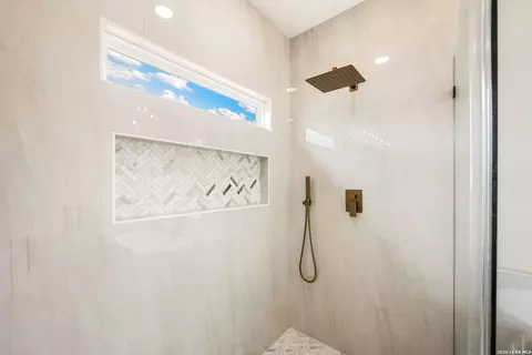 Bath - 7319 Tiff Nicole Ln, Von Ormy, TX 78073 photo 3 of 4