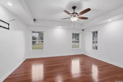 Living - 101 Lynx, Devine, TX 78016 photo 4 of 5