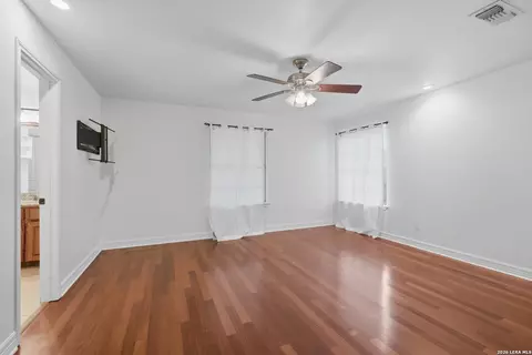 Bedroom - 101 Lynx, Devine, TX 78016 photo 3 of 4