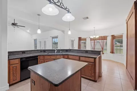 Kitchen - 101 Lynx, Devine, TX 78016 photo 4 of 4
