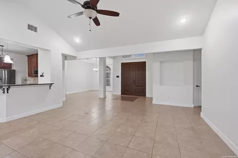 Living - 101 Lynx, Devine, TX 78016 photo 3 of 5