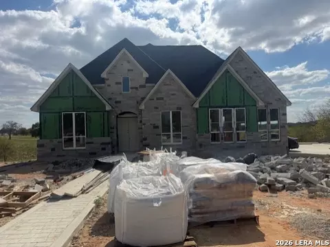 121 N Abrego Xing, Floresville, TX 78114