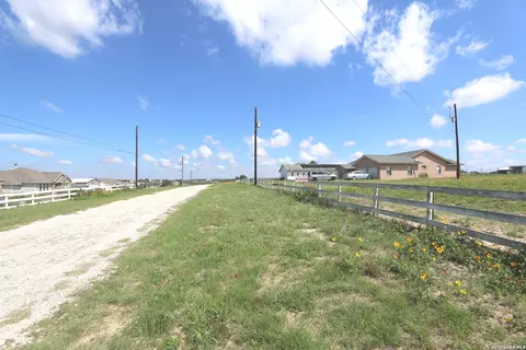 604 Lakeridge Ln, La Vernia, TX 78121