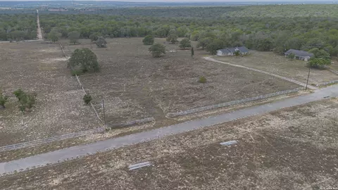 811 Mockingbird Ln, La Vernia, TX 78121