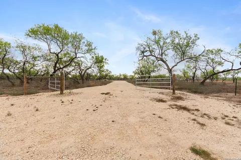 2161 County Road 124, Floresville, TX 78114