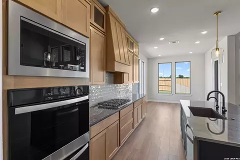 Kitchen - 516 Paramus Park, Cibolo, TX 78108 photo 6 of 7