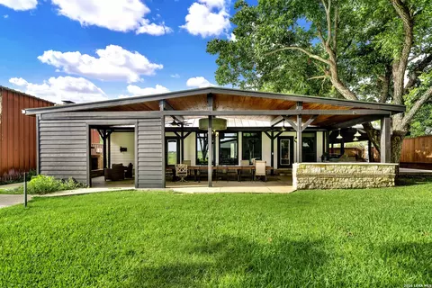 768 County Road 664, Devine, TX 78016 photo 7