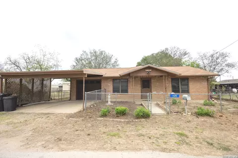 105 S Sayers, Devine, TX 78016