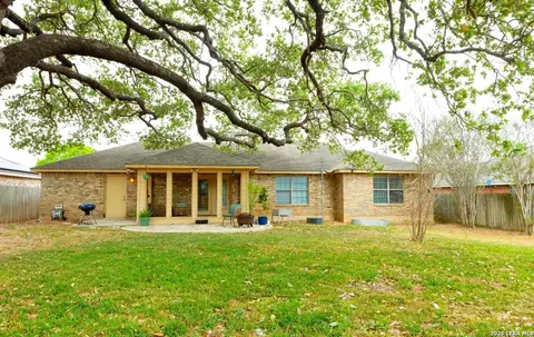 324 Bunker Hl, Pleasanton, TX 78064
