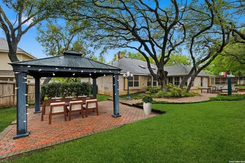 6 Ancient Bnd, San Antonio, TX 78248