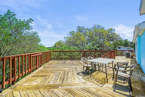 1427 Elmhurst Dr, Lakehills, TX 78063
