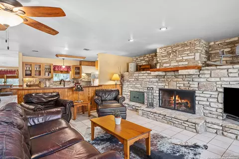 475 Stoney Hl, Pipe Creek, TX 78063