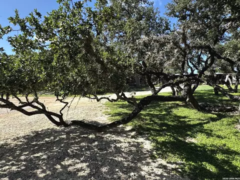 475 Stoney Hl, Pipe Creek, TX 78063