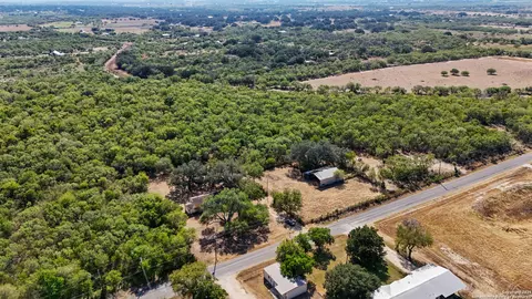 663 County Road 664, Devine, TX 78016 photo 1