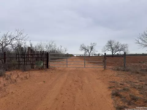 001 County Road 354, Charlotte, TX 78011