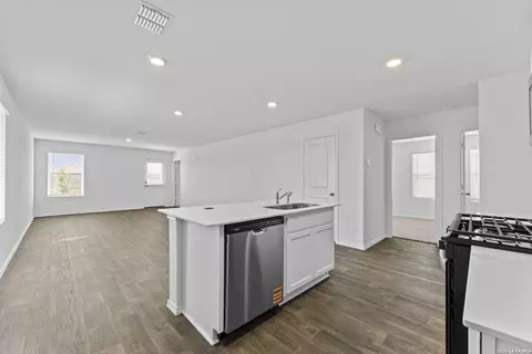 Kitchen - 15427 Mint Patch Mdw, Von Ormy, TX 78073 photo 1 of 2