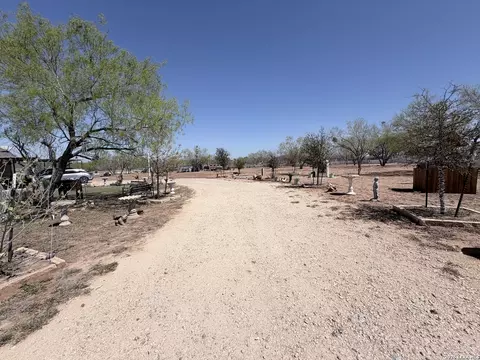 152 County Road 2667, Devine, TX 78016 photo 4