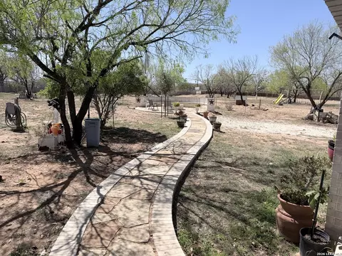 152 County Road 2667, Devine, TX 78016 photo 12