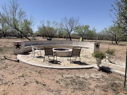 152 County Road 2667, Devine, TX 78016 photo 13