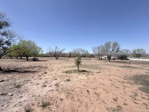 152 County Road 2667, Devine, TX 78016 photo 46