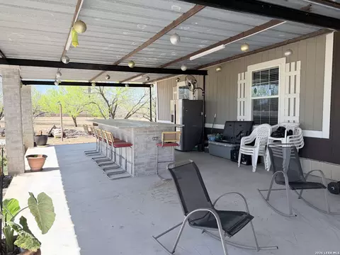 152 County Road 2667, Devine, TX 78016 photo 10