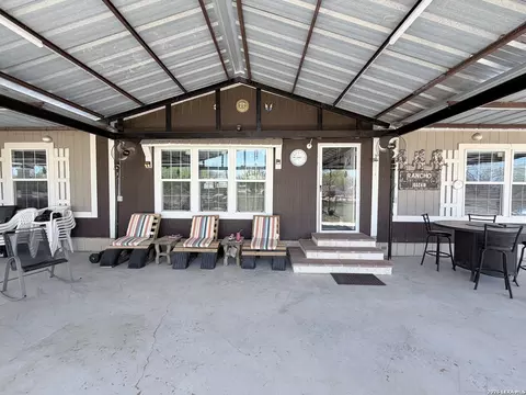 152 County Road 2667, Devine, TX 78016 photo 8