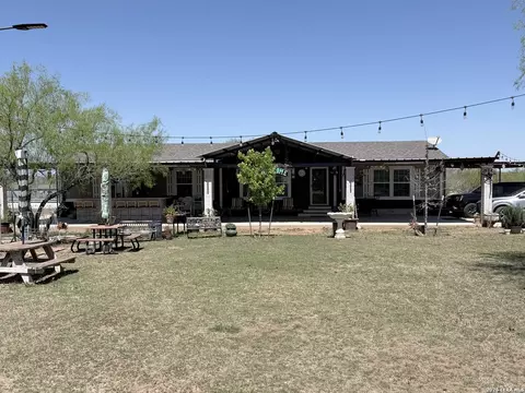 152 County Road 2667, Devine, TX 78016 photo 2