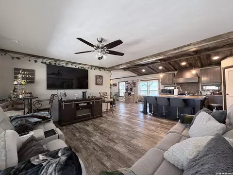 152 County Road 2667, Devine, TX 78016 photo 20