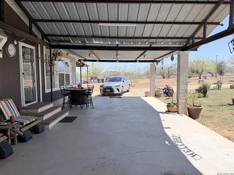 152 County Road 2667, Devine, TX 78016 photo 11