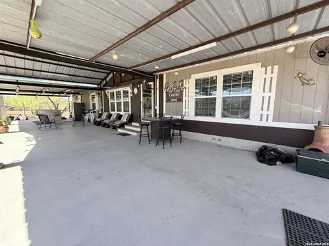 152 County Road 2667, Devine, TX 78016 photo 16