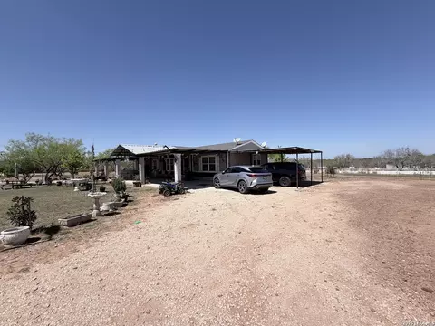 152 County Road 2667, Devine, TX 78016 photo 5