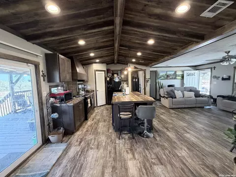 152 County Road 2667, Devine, TX 78016 photo 26