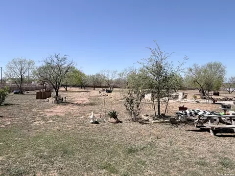 152 County Road 2667, Devine, TX 78016 photo 3