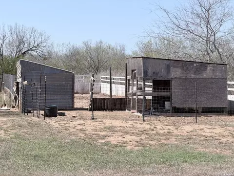 152 County Road 2667, Devine, TX 78016 photo 48