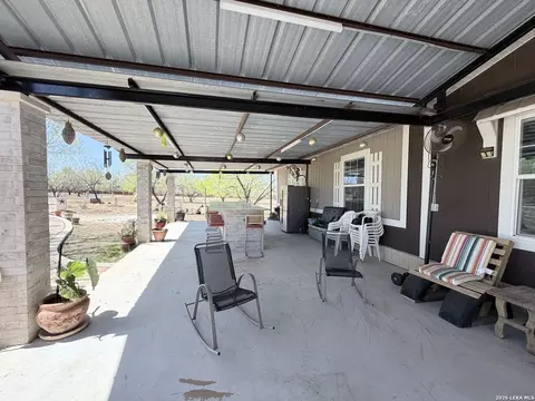 152 County Road 2667, Devine, TX 78016 photo 9