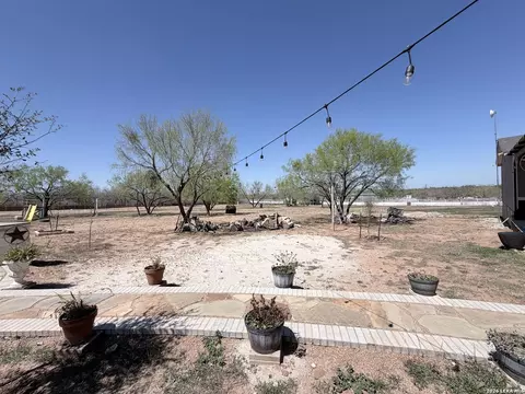 152 County Road 2667, Devine, TX 78016 photo 14