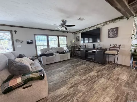 152 County Road 2667, Devine, TX 78016 photo 22