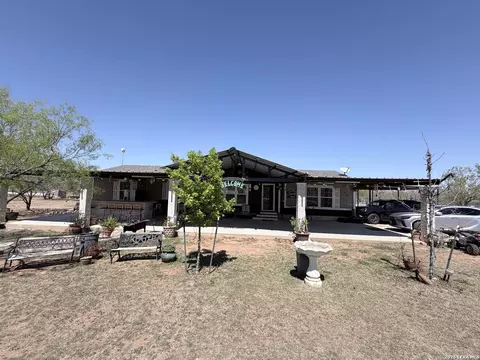 152 County Road 2667, Devine, TX 78016 photo 7