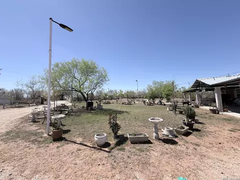 152 County Road 2667, Devine, TX 78016 photo 6