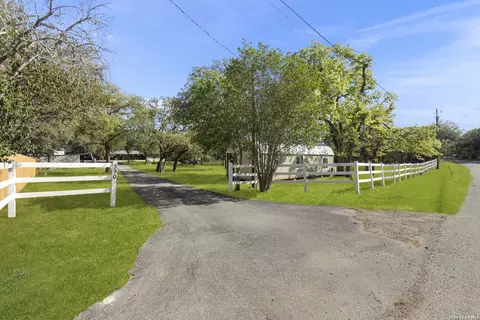 390 Galveston St, Bandera, TX 78003