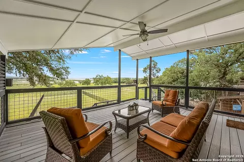 707 Park Shrs, Canyon Lake, TX 78133