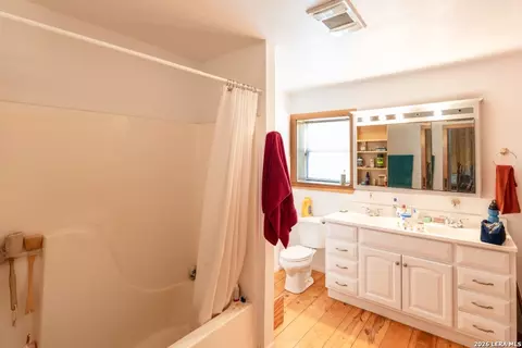 Bath - 3655 N Seco Rd, Utopia, TX 78884 photo 3 of 3